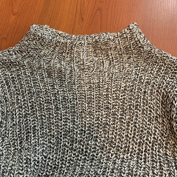 White and black sweater - Picture 2 of 5